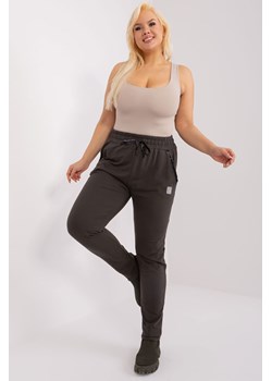 Dresowe spodnie plus size z wiązaniem khaki ze sklepu 5.10.15 w kategorii Spodnie damskie - zdjęcie 169704635