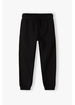 Czarne spodnie dresowe typu joggersy z lampasami - Lincoln&Sharks ze sklepu 5.10.15 w kategorii Spodnie chłopięce - zdjęcie 169705296