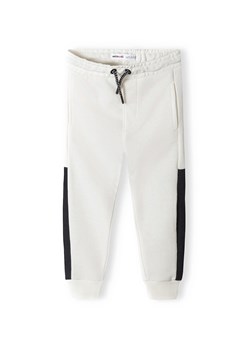Białe spodnie dresowe dla niemowlaka z paskami ze sklepu 5.10.15 w kategorii Spodnie i półśpiochy - zdjęcie 169706098