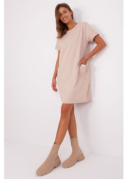 Beżowa dresowa sukienka basic z krótkim rękawem ze sklepu 5.10.15 w kategorii Sukienki - zdjęcie 169707218