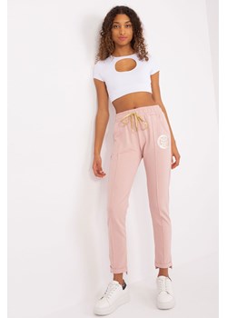 Spodnie dresowe z aplikacją jasny różowy ze sklepu 5.10.15 w kategorii Spodnie damskie - zdjęcie 169707776