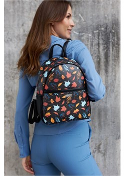 Miejski plecaczek damski ze skóry ekologicznej - Peterson - czarny w listki ze sklepu 5.10.15 w kategorii Plecaki - zdjęcie 169707897