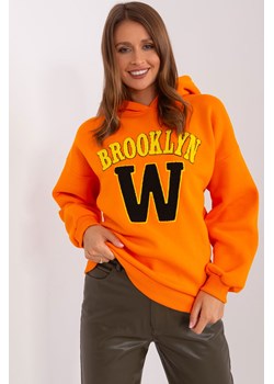 Pomarańczowa dresowa bluza z kapturem i naszywką ze sklepu 5.10.15 w kategorii Bluzy damskie - zdjęcie 169708095