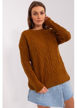 Jasnobrązowy klasyczny sweter damski z warkoczami ze sklepu 5.10.15 w kategorii Swetry damskie - zdjęcie 169709529