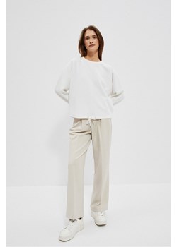 Biała bluza damska nierozpinana z wiązaniem w pasie ze sklepu 5.10.15 w kategorii Bluzy damskie - zdjęcie 169710785