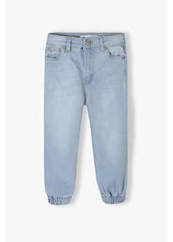 Jasne spodnie jeansowe typu joggery dziewczęce ze sklepu 5.10.15 w kategorii Spodnie dziewczęce - zdjęcie 169712017