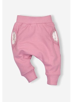 Spodnie niemowlęce z bawełny organicznej dla dziewczynki różowe ze sklepu 5.10.15 w kategorii Spodnie i półśpiochy - zdjęcie 169712329