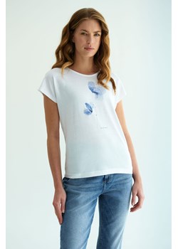 Koszulka damska biała z kwiatowym wzorem - Greenpoint ze sklepu 5.10.15 w kategorii Bluzki damskie - zdjęcie 169712617