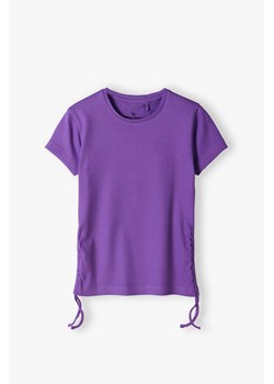 Fioletowa prążkowana koszulka dziewczęca z regulacją po bokach ze sklepu 5.10.15 w kategorii Bluzki dziewczęce - zdjęcie 169712698