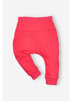 Czerwone spodnie niemowlęce z bawełny organicznej dla dziewczynki ze sklepu 5.10.15 w kategorii Spodnie i półśpiochy - zdjęcie 169714497