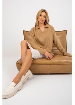 Camelowy
damski sweter oversize z
kołnierzykiem RUE PARIS ze sklepu 5.10.15 w kategorii Swetry damskie - zdjęcie 169714516