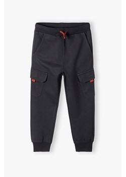 Spodnie dresowe chłopięce z kieszeniami - regular fit ze sklepu 5.10.15 w kategorii Spodnie chłopięce - zdjęcie 169715155
