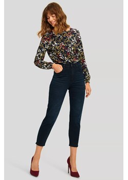 Jeansowe spodnie damskie o kroju mom fit ze sklepu 5.10.15 w kategorii Jeansy damskie - zdjęcie 169716677