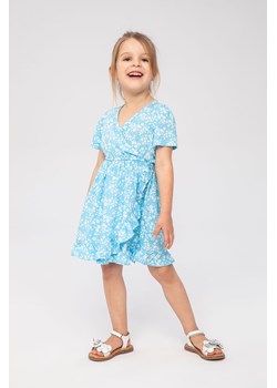 Niebieska sukienka w kwiatki dziewczęca z wiskozy ze sklepu 5.10.15 w kategorii Sukienki dziewczęce - zdjęcie 169716955