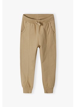 Spodnie dresowe regular z miękkiej dzianiny - beżowe z kieszeniami ze sklepu 5.10.15 w kategorii Spodnie chłopięce - zdjęcie 169717065