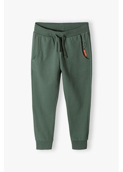 Zielone spodnie dresowe chłopięce - slim ze sklepu 5.10.15 w kategorii Spodnie chłopięce - zdjęcie 169718899
