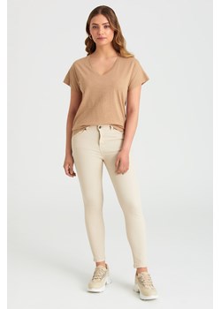 T-shirt damski z dekoltem w serek beżowy ze sklepu 5.10.15 w kategorii Bluzki damskie - zdjęcie 169719069