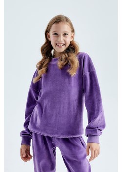 Fioletowa krótka bluza dziewczęca z weluru ze sklepu 5.10.15 w kategorii Bluzy dziewczęce - zdjęcie 169720779