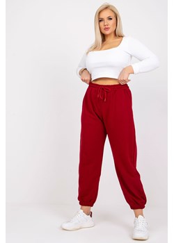 Bordowe spodnie dresowe plus size damskie Ainhoa ze sklepu 5.10.15 w kategorii Spodnie damskie - zdjęcie 169722928