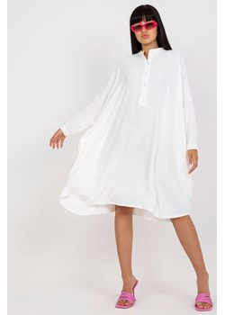Biała koszulowa sukienka damska oversize z kieszeniami ze sklepu 5.10.15 w kategorii Sukienki - zdjęcie 169723486