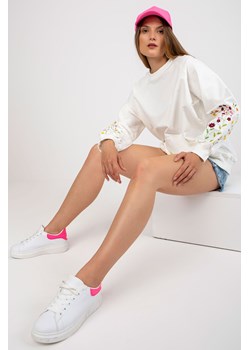 Biała bluza bez kaptura z wyhaftowanymi kwiatami ze sklepu 5.10.15 w kategorii Bluzy damskie - zdjęcie 169723769