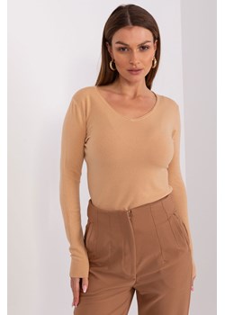 Dopasowany sweter w serek camelowy ze sklepu 5.10.15 w kategorii Swetry damskie - zdjęcie 169724088