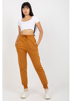 Musztardowe
ocieplane spodnie dresowe z
wiązaniem MAYFLIES ze sklepu 5.10.15 w kategorii Spodnie damskie - zdjęcie 169725109
