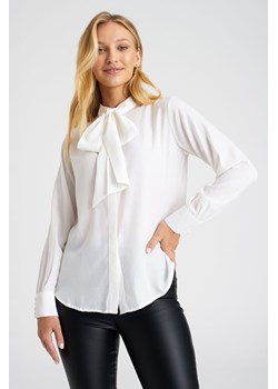 Biała koszula damska wiązana pod szyją ze sklepu 5.10.15 w kategorii Koszule damskie - zdjęcie 169726189