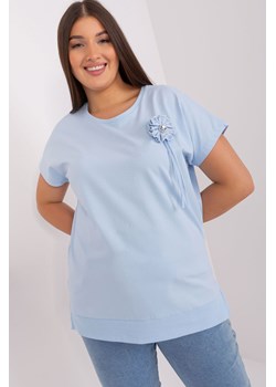 Jasnoniebieska bluzka plus size z ozdobną aplikacją ze sklepu 5.10.15 w kategorii Bluzki damskie - zdjęcie 169726358