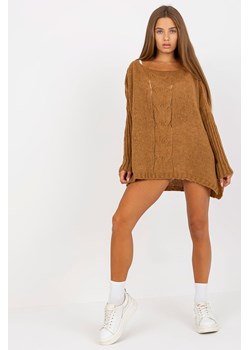 Camelowy sweter oversize z dekoltem w łódkę OCH BELLA ze sklepu 5.10.15 w kategorii Swetry damskie - zdjęcie 169727006