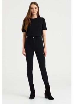Czarne spodnie damskie jeansowe z wysokim stanem ze sklepu 5.10.15 w kategorii Jeansy damskie - zdjęcie 169727355