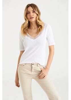 T-shirt damski z ozdobnym dekoltem biały ze sklepu 5.10.15 w kategorii Bluzki damskie - zdjęcie 169728349