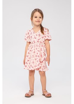 Różowa sukienka w kwiatki dziewczęca z wiskozy ze sklepu 5.10.15 w kategorii Sukienki dziewczęce - zdjęcie 169728357