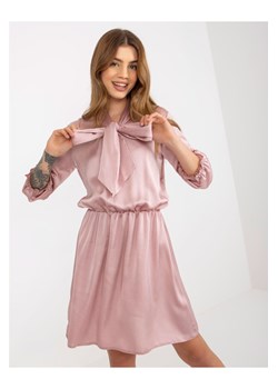 Brudnoróżowa sukienka koktajlowa z gumką w pasie ze sklepu 5.10.15 w kategorii Sukienki - zdjęcie 169729199