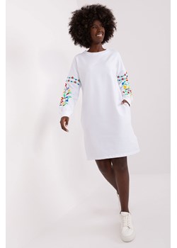 Biała sukienka dresowa z haftem na rękawach RUE PARIS ze sklepu 5.10.15 w kategorii Sukienki - zdjęcie 169729316