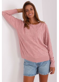 Jasnoróżowy sweter damski klasyczny z okrągłym dekoltem ze sklepu 5.10.15 w kategorii Swetry damskie - zdjęcie 169730507