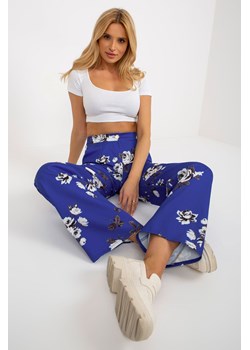 Kobaltowe
szerokie materiałowe spodnie w kwiaty
od garnituru ze sklepu 5.10.15 w kategorii Spodnie damskie - zdjęcie 169732096