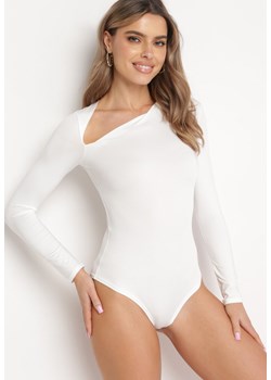 Białe Body z Asymetrycznym Dekoltem i Długim Rękawem Ilakia ze sklepu Born2be Odzież w kategorii Bluzki damskie - zdjęcie 169736978