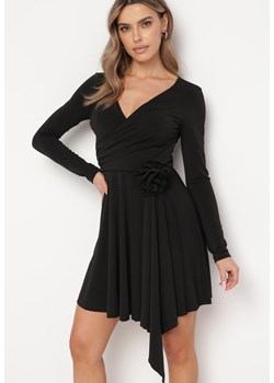 Czarna Asymetryczna Sukienka Koktajlowa z Odpinaną Kwiatową Broszką Grangerra ze sklepu Born2be Odzież w kategorii Sukienki - zdjęcie 169737035