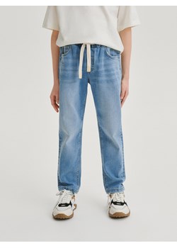 Reserved - Elastyczne jeansy carrot - niebieski ze sklepu Reserved w kategorii Spodnie chłopięce - zdjęcie 169740747