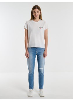 Koszulka damska bawełniana z niewielkim nadrukiem na piersi biała Benetta 100 ze sklepu Big Star w kategorii Bluzki damskie - zdjęcie 169744765
