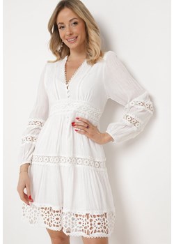 Biała Sukienka Mini z Ażurowymi Wstawkami i Gumką w Talii Raliasa ze sklepu Born2be Odzież w kategorii Sukienki - zdjęcie 169746825