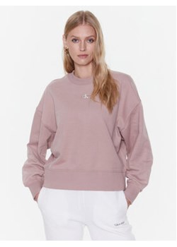 Calvin Klein Jeans Bluza J20J220433 Różowy Regular Fit ze sklepu MODIVO w kategorii Bluzy damskie - zdjęcie 169747935
