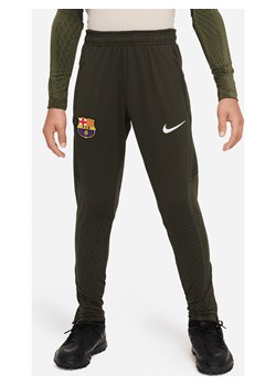 Spodnie piłkarskie z dzianiny dla dużych dzieci Nike Dri-FIT FC Barcelona Strike - Zieleń ze sklepu Nike poland w kategorii Spodnie chłopięce - zdjęcie 169754418
