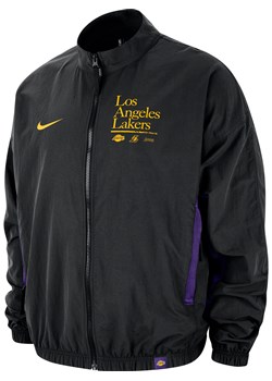 Męska kurtka z tkaniny z grafiką Nike NBA Los Angeles Lakers DNA Courtside - Czerń ze sklepu Nike poland w kategorii Kurtki męskie - zdjęcie 169754475