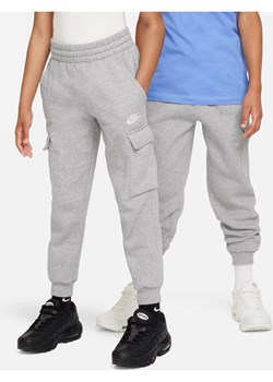 Bojówki dla dużych dzieci Nike Sportswear Club Fleece - Szary ze sklepu Nike poland w kategorii Spodnie chłopięce - zdjęcie 169754479