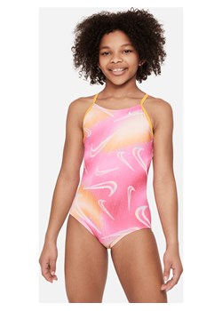 Jednoczęściowy kostium kąpielowy z ramiączkami skrzyżowanymi na plecach dla dużych dzieci (dziewcząt) Nike Aurora Swoosh - Różowy ze sklepu Nike poland w kategorii Stroje kąpielowe - zdjęcie 169754589