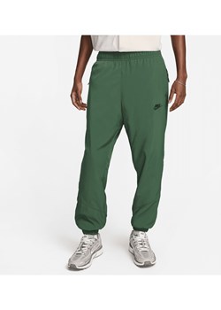 Męskie spodnie z tkaniny na zimę Nike Windrunner - Zieleń ze sklepu Nike poland w kategorii Spodnie męskie - zdjęcie 169754786