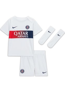 Trzyczęściowy strój dla niemowląt i maluchów Nike Dri-FIT Paris Saint-Germain 2023/24 (wersja wyjazdowa) - Biel ze sklepu Nike poland w kategorii Komplety niemowlęce - zdjęcie 169754867