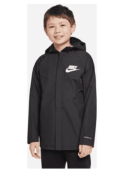 Nieprzemakalna kurtka z kapturem o luźnym kroju do bioder dla dużych dzieci (chłopców) Nike Sportswear Windpuffer - Czerń ze sklepu Nike poland w kategorii Kurtki chłopięce - zdjęcie 169754938